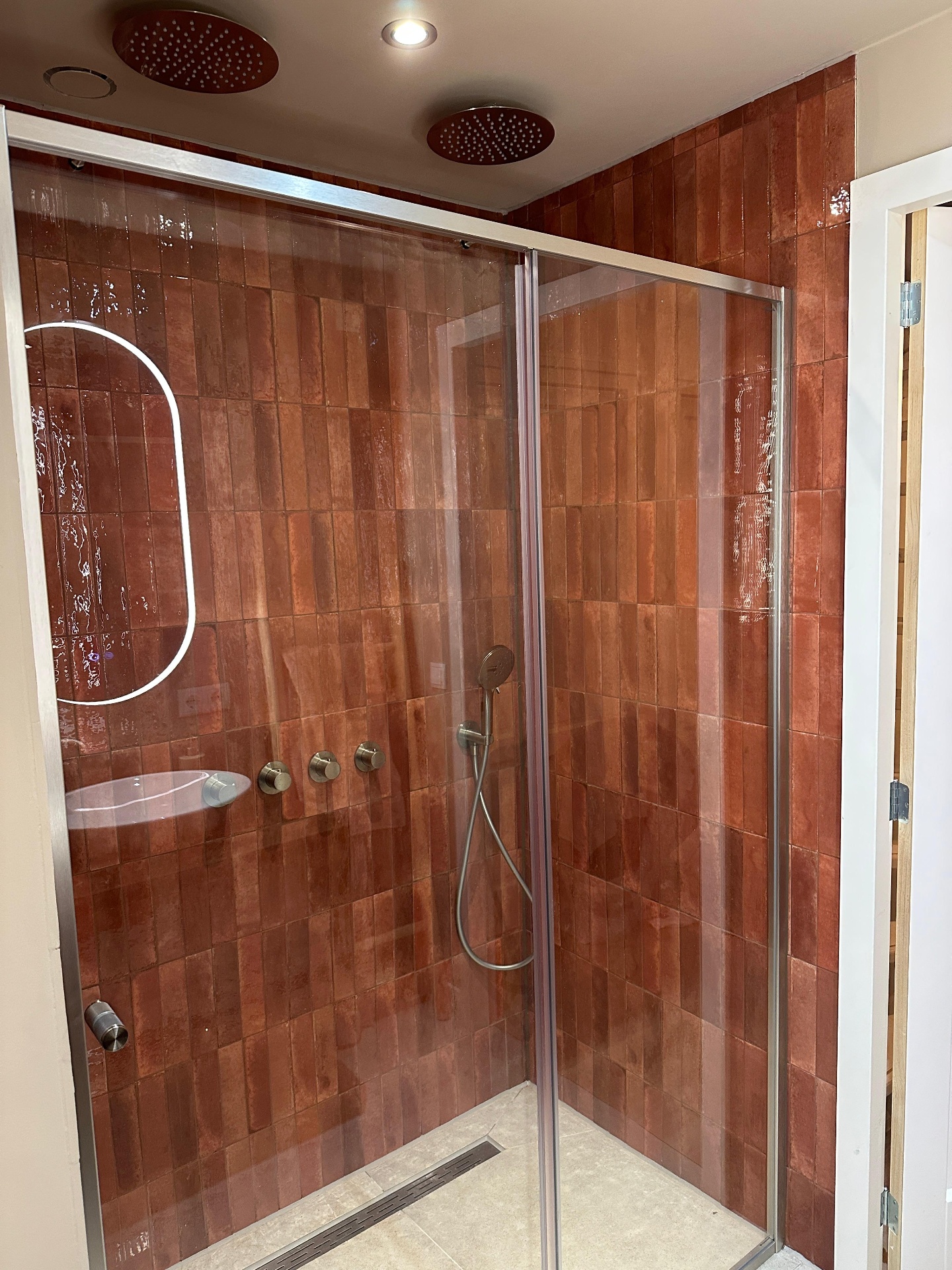 Eindhoven renovatie — Inloopdouche · terracotta